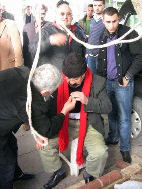 Yalçın Küçük'ü taklit ederken ölüyordu