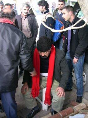 Yalçın Küçük'ü taklit ederken ölüyordu