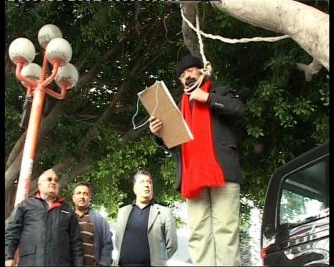 Yalçın Küçük'ü taklit ederken ölüyordu