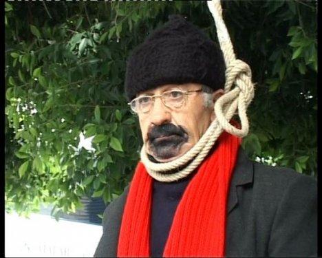 Yalçın Küçük'ü taklit ederken ölüyordu