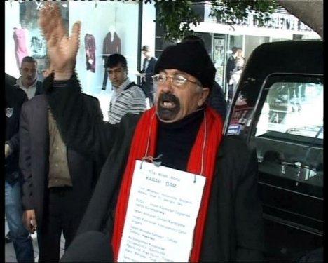 Yalçın Küçük'ü taklit ederken ölüyordu