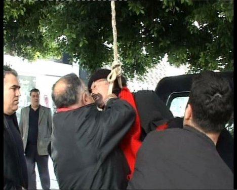 Yalçın Küçük'ü taklit ederken ölüyordu