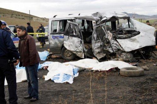 Ankara'da TIR minibüsle çarpıştı - Resim 2