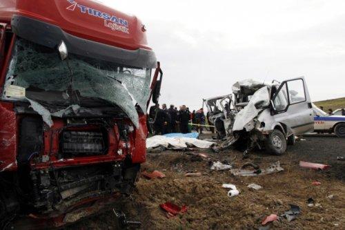 Ankara'da TIR minibüsle çarpıştı - Resim 3