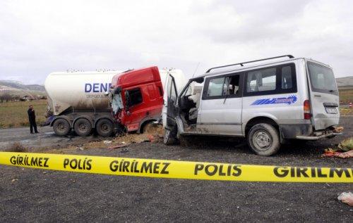 Ankara'da TIR minibüsle çarpıştı - Resim 7