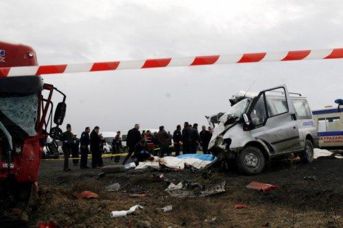 Ankara'da TIR minibüsle çarpıştı - Resim 1