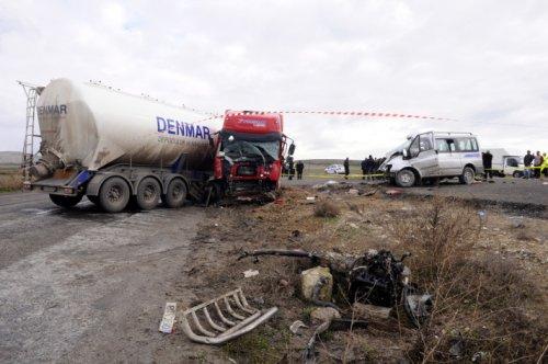 Ankara'da TIR minibüsle çarpıştı - Resim 8