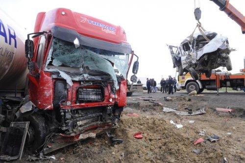 Ankara'da TIR minibüsle çarpıştı - Resim 4