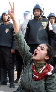 Mısır'da Mübarek karşıtı gösteriler - Resim 30