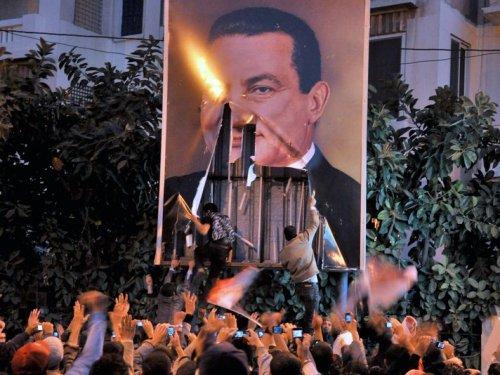 Mısır'da Mübarek karşıtı gösteriler - Resim 37