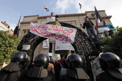 Mısır'da Mübarek karşıtı gösteriler - Resim 64