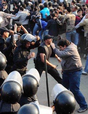 Mısır'da Mübarek karşıtı gösteriler - Resim 33