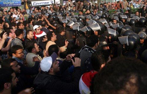 Mısır'da Mübarek karşıtı gösteriler - Resim 23