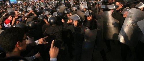 Mısır'da Mübarek karşıtı gösteriler - Resim 12