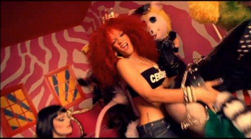 Rihanna'nın S&M klibinden görüntüler - Resim 48