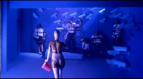 Rihanna'nın S&M klibinden görüntüler - Resim 29