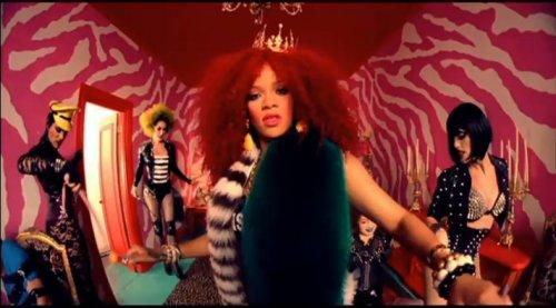 Rihanna'nın S&M klibinden görüntüler - Resim 1