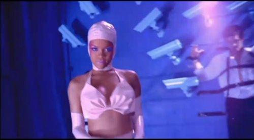 Rihanna'nın S&M klibinden görüntüler - Resim 32