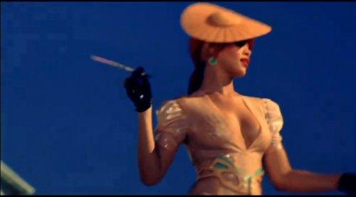 Rihanna'nın S&M klibinden görüntüler - Resim 16