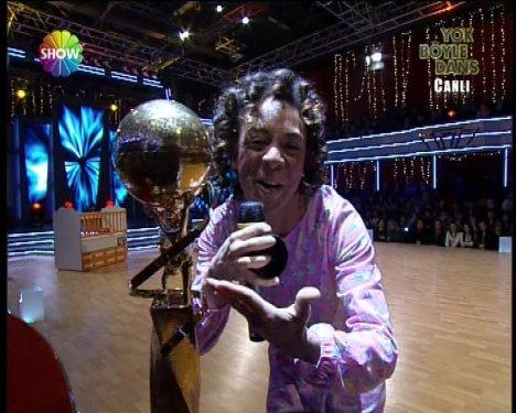 Defne Joy Foster'den son dans son veda