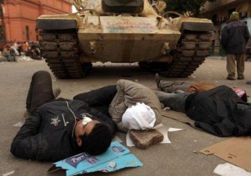 Mısır'da tankların önüne yattılar - Resim 1