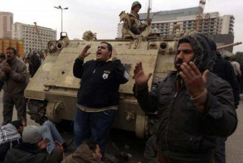 Mısır'da tankların önüne yattılar - Resim 9