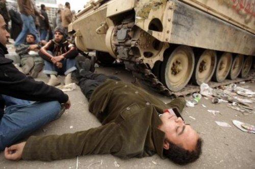 Mısır'da tankların önüne yattılar - Resim 4