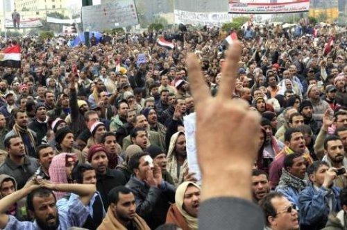 Mısır'da tankların önüne yattılar - Resim 24