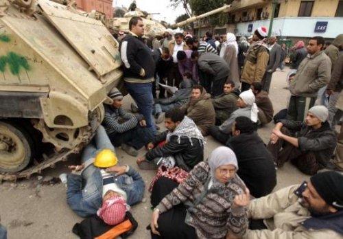 Mısır'da tankların önüne yattılar - Resim 5