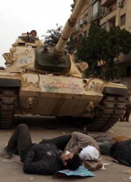 Mısır'da tankların önüne yattılar - Resim 2