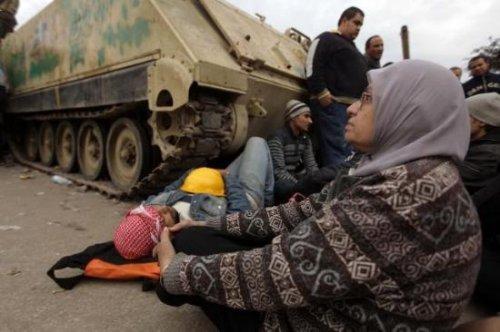 Mısır'da tankların önüne yattılar - Resim 7