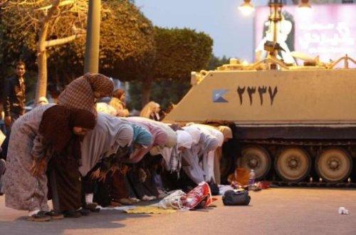 Mısır'da tankların önüne yattılar - Resim 12