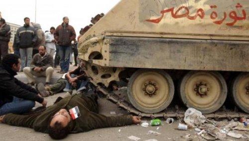 Mısır'da tankların önüne yattılar - Resim 3