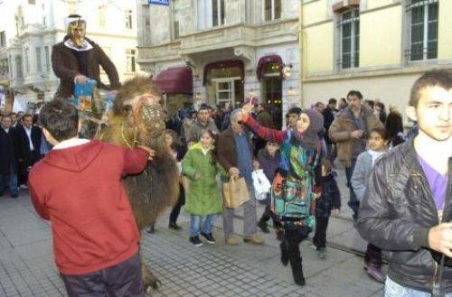 Taksim'de Mübarek'e develi protesto