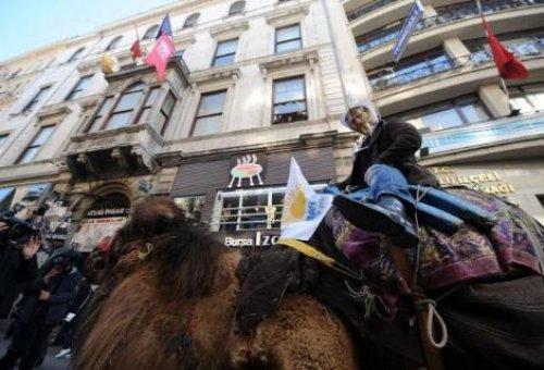 Taksim'de Mübarek'e develi protesto