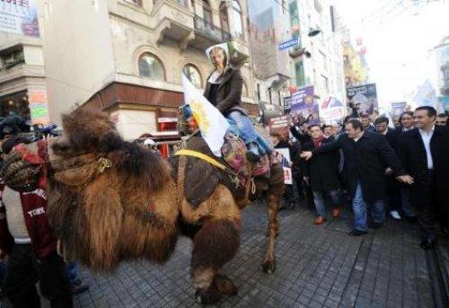 Taksim'de Mübarek'e develi protesto