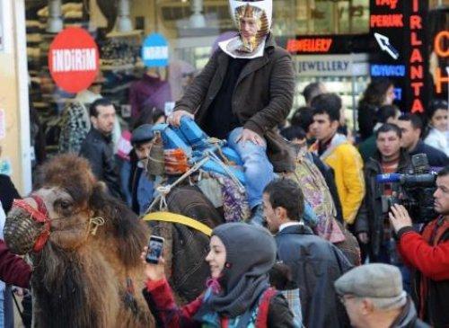 Taksim'de Mübarek'e develi protesto