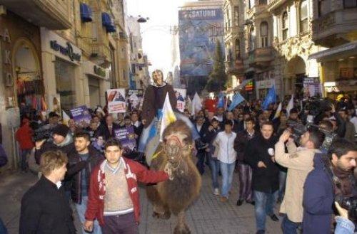 Taksim'de Mübarek'e develi protesto