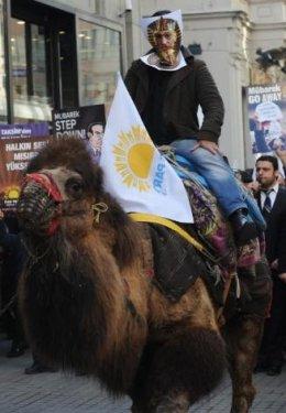 Taksim'de Mübarek'e develi protesto