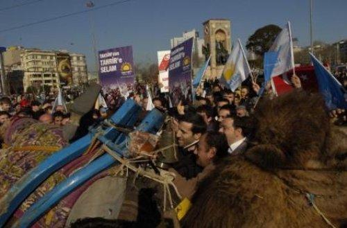 Taksim'de Mübarek'e develi protesto