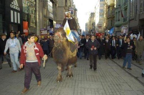 Taksim'de Mübarek'e develi protesto