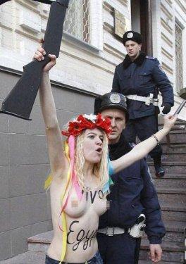 FEMEN kızları Mübarek için soyundu - Resim 8