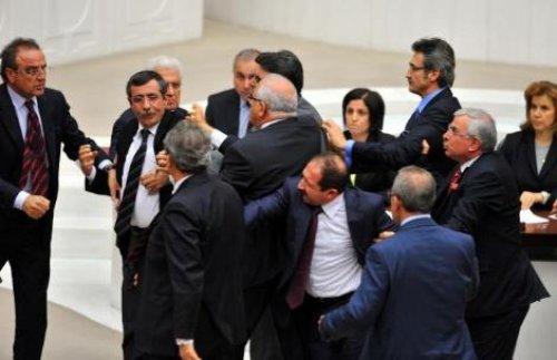 Meclis'te BDP'liler ve AKP'liler yumruklaştı - Resim 4