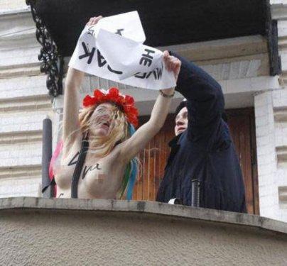 FEMEN kızları Mübarek için soyundu - Resim 6