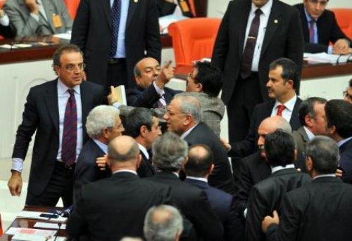 Meclis'te BDP'liler ve AKP'liler yumruklaştı - Resim 10