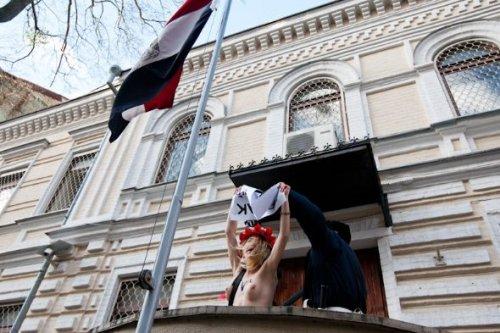 FEMEN kızları Mübarek için soyundu - Resim 1
