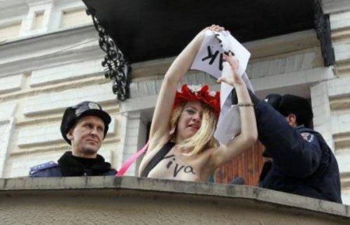 FEMEN kızları Mübarek için soyundu - Resim 2