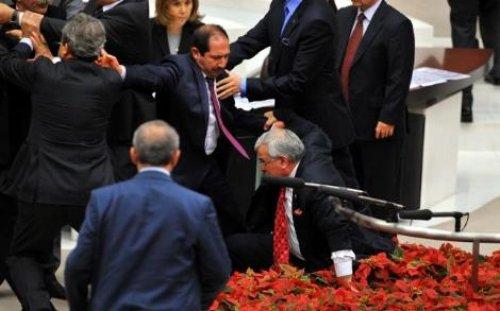 Meclis'te BDP'liler ve AKP'liler yumruklaştı - Resim 1