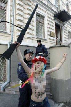 FEMEN kızları Mübarek için soyundu - Resim 3