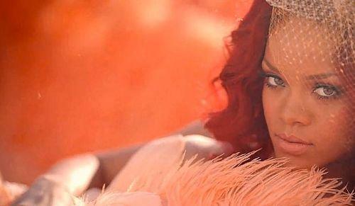 Rihanna'nın parfüm tanıtımı